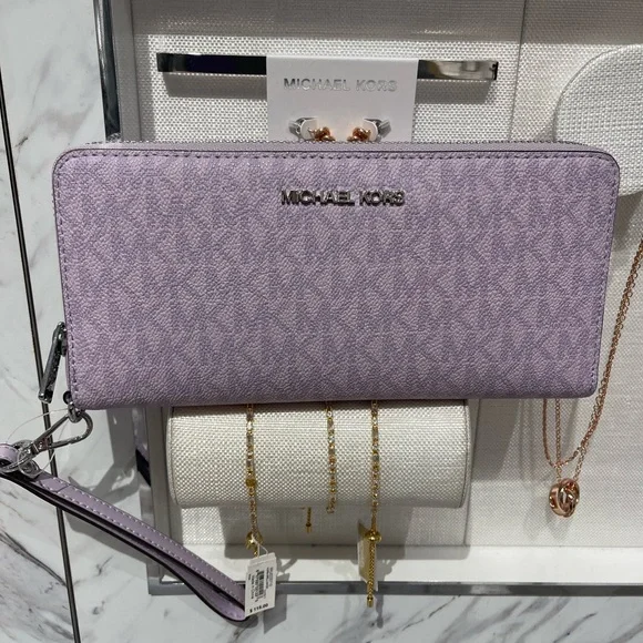 MICHAEL KORS Jet Set Lg Signature Logo Continental Wallet Wristlet
Lt Quartz - Picture 2 of 16